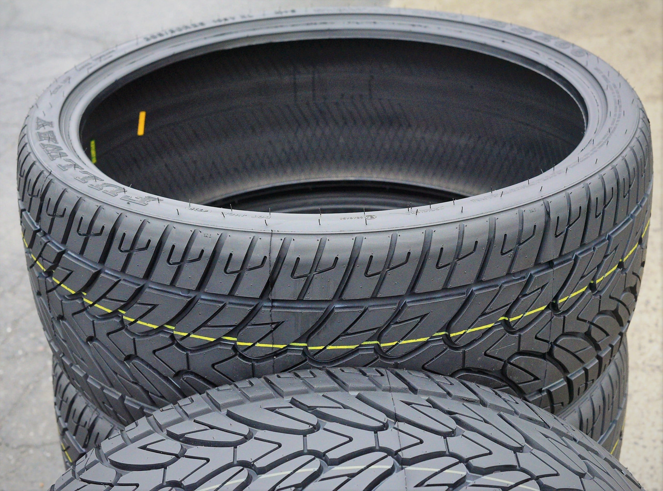 Set of 4 Fullway HS266 305/35R24 112V XL Performance a/s All Season Tires
