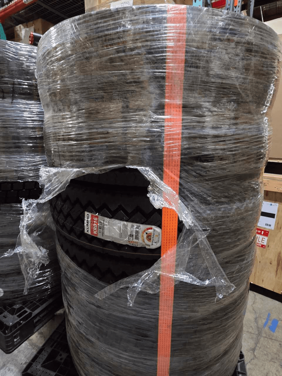 Kumho KRD16 11R22.5 G/16PR Drive Tire | Superior All-Weather Traction, High Mileage & Fuel Efficiency for Commercial Fleets